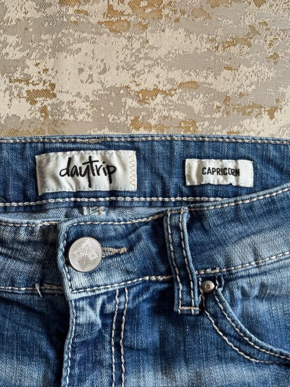 Daytrip Capricorn Denim Jean Shorts Women's 28 Blue Distressed Frayed 5 Pocket